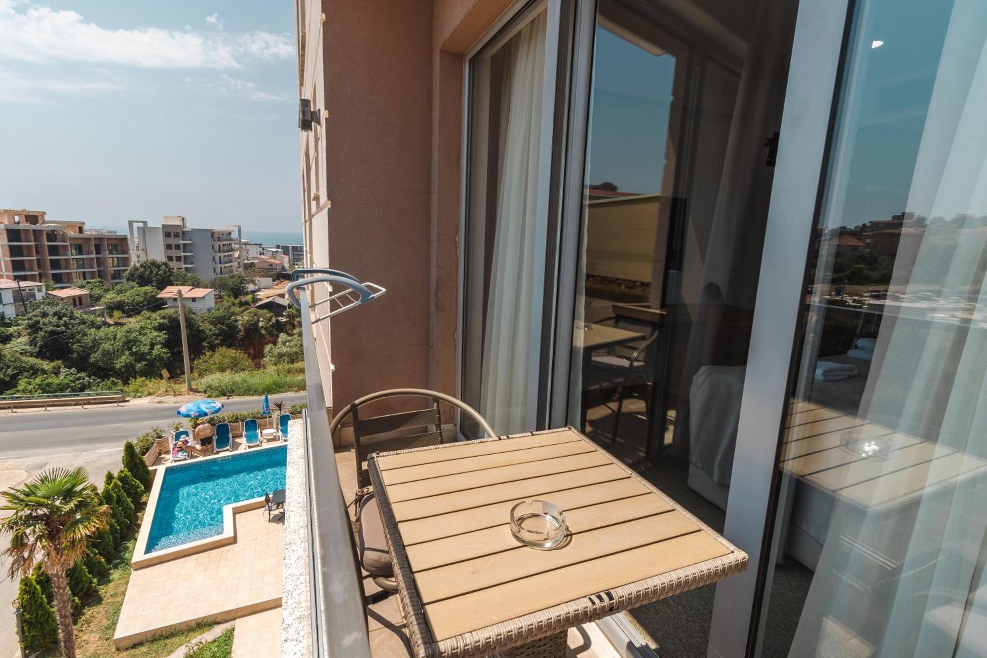 Lux Hotel M Добра Вода Екстер'єр фото
