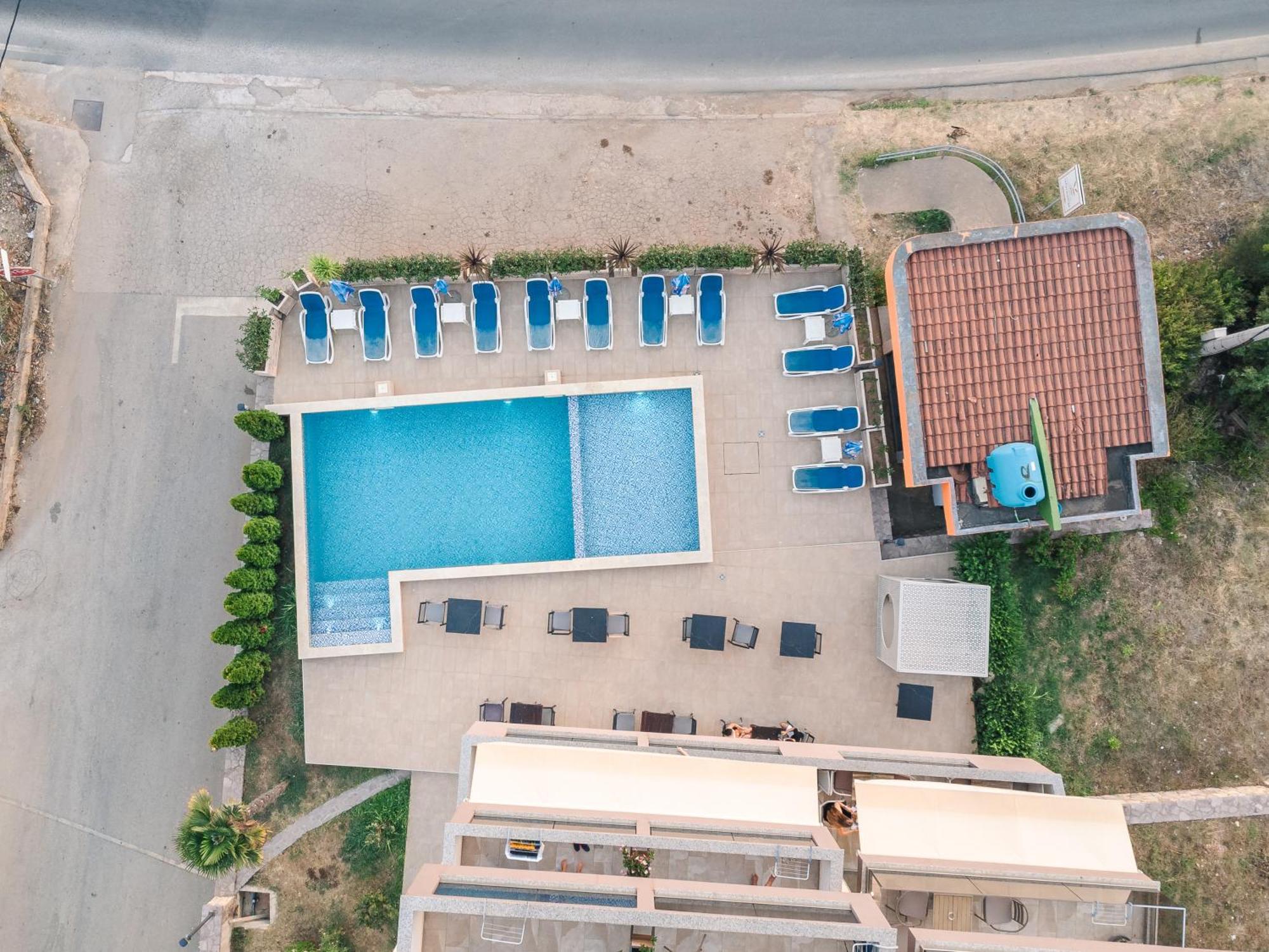 Lux Hotel M Добра Вода Екстер'єр фото