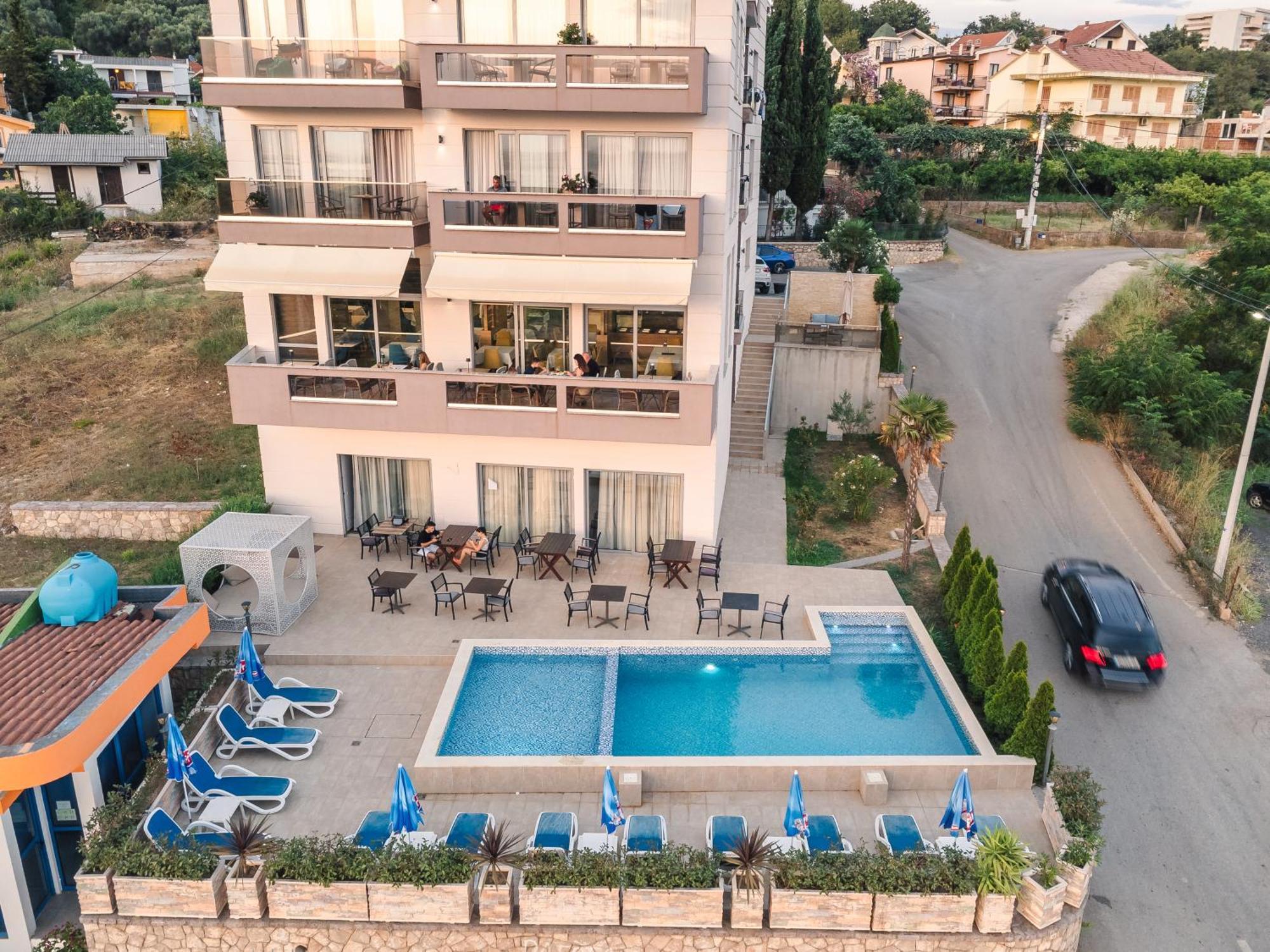 Lux Hotel M Добра Вода Екстер'єр фото